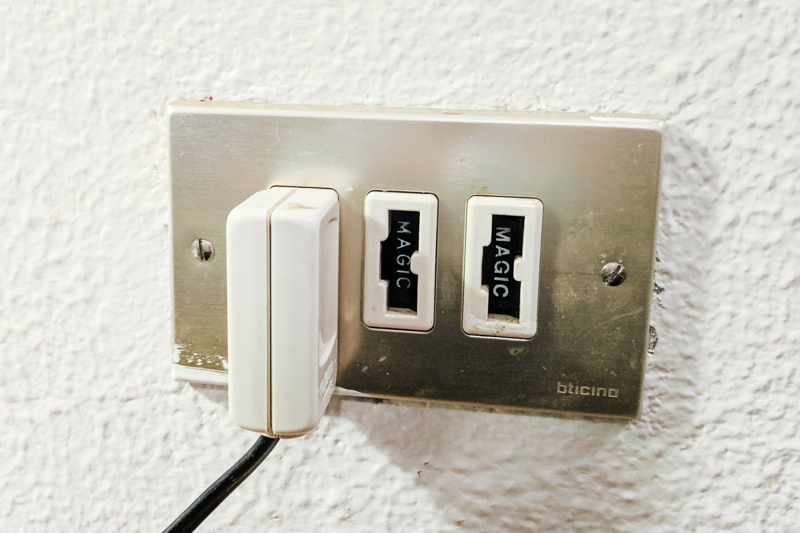 Travel plug adapter