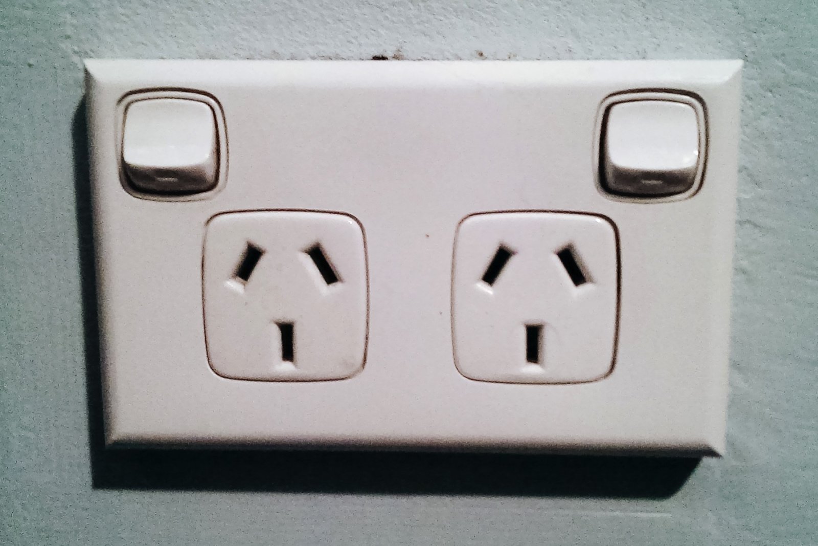 Travel plug adapter